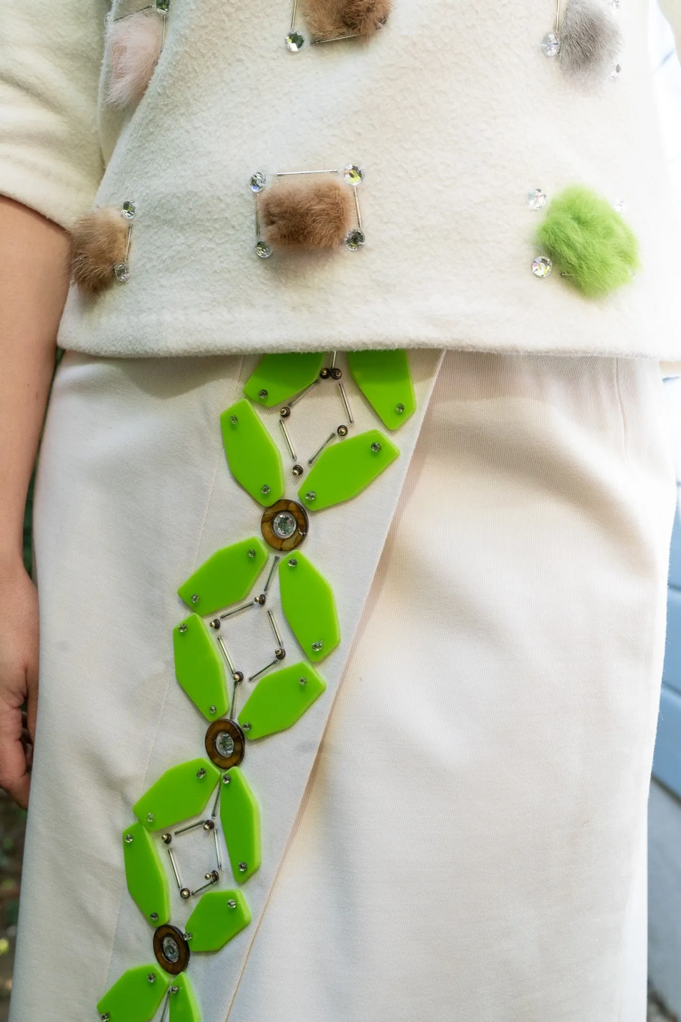 67-4 Tailored sweater with embroidery / embellishments